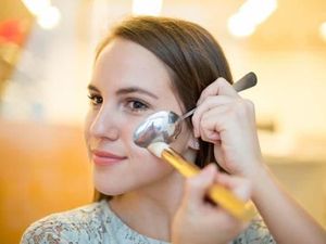 Bukan Hanya Buat Makan, Sendok hingga Pisau Bisa Jadi Alat Make Up