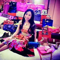 Audrey Tay adalah anak dari pengusaha ternama Peter Tay. Nama Audrey menjadi perbicangan sejak ia memposting mobil Bentley bercat pink sebagai hadiah ulang tahunnya ke-18 dari sang ayah. Tak hanya Bentley, di ultah ke-20, ia kembali dihadiahi mobil mewah Porsche Turbo warna putih. Foto: Dok. Instagram