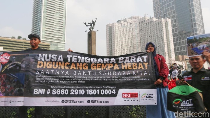 Para relawan dari Aksi Cepat Tanggap (ACT) menggelar kampanye kemanusiaan untuk korban gempa Lombok, NTB, di Bundaran HI, Jakarta, Minggu (12/8/2018). Sejumlah poster, foto dan ajakan donasi dibawa oleh para relawan.