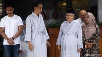 Jokowi dan KH Maruf Amin tampak didampingi putra dan putinya.