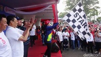 Puan Maharani melepas peserta jalan sehat.