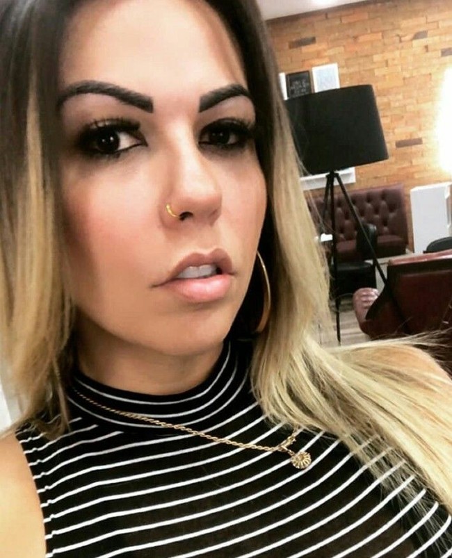 Namun Paula tetap bertahan hingga malam final Miss Bumbum yang akan digelar akhir tahun nanti. Kepada The Sun, Paula mengaku tidak ambil pusing dengan komentar buruk kontestan lain tentang dirinya. Foto: Dok. Instagram