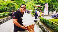 Wih! Fritz memegang es krim jumbo nih saat ke Kinkakuji Temple, Jepang. Gede banget ya es krimnya? Foto: Instagram @fritzhutapea