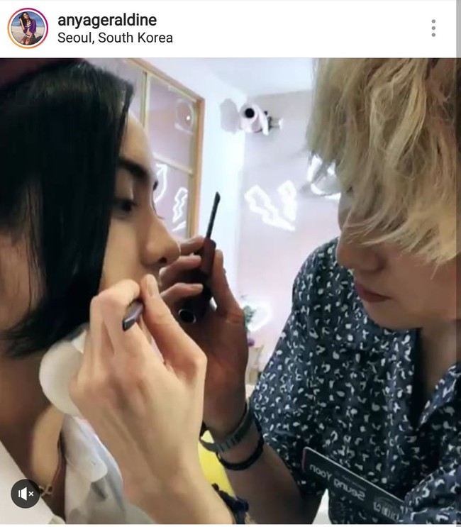 Kepada Wolipop, Anya mengaku jika Seung Yoon sempat gemetaran ketika memakaikannya lipstik. Seung Yoon pun mengatakan jika itu adalah kali pertamanya memakaikan lipstik pada wanita. Foto: Dok. Instagram/Anya Geraldine