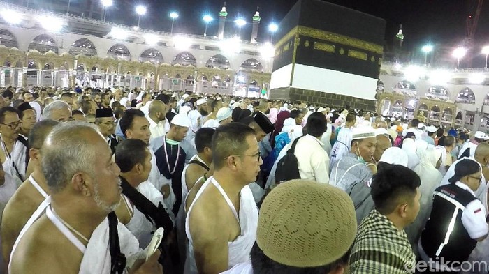 Menteri Agama Lukman Hakim Saifuddin melaksanakan umrah wajib di tengah-tengah kerumuman jemaah haji di Masjidil Haram, Minggu (12/8/2018). Lukman Hakim memuji jemaah Indonesia yang tetap tertib meski suasana berdesakan.
