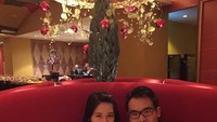 Makan malam romantis juga dilakukan Leo dan Laura saat pergantian tahun 2015 ke 2016. So sweet banget sih pasangan ini!  Foto: Instagram laurabas