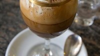 Di Turin, Italia Utara, bicerin adalah mocha berlapis. Minuman kopi ini dibuat dengan cokelat panas gaya Eropa, espresso dan susu whole milk atau kadang krim. Foto: Istock