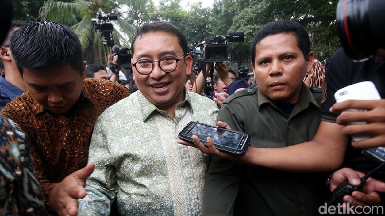 Fadli Zon Hapus Polling karena Jokowi Dimenangkan Bot Siluman Fadli Zon Hapus Polling karena Jokowi Dimenangkan Bot Siluman