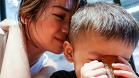 Ah, romantis banget deh mama yang satu ini. Laura terlihat mencium sang anak yang baru berusia dua tahun saat sedang minum. Gemasnya! Foto: Instagram laurabas
