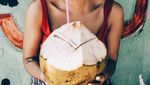 Ini Gaya Si Sexy Brianna Simorangkir Saat Ngopi dan Beli Sate Pinggir Jalan