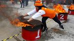 Keseruan Lomba 17-an Memadamkan Api
