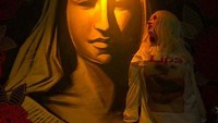 5. Pose di depan lukisan Bunda Maria, Christina Aguilera terlihat menganggumi sosok ibu dari Yesus Kristus. Foto: Instagram Christina Aguilera