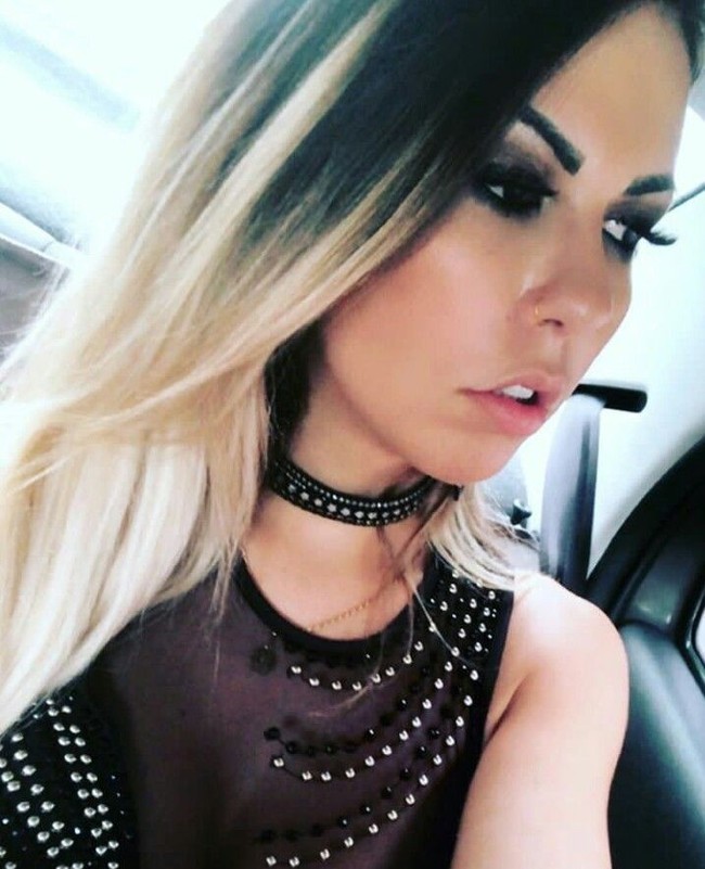 Keterlibatannya di Miss Bumbum 2018 menjadi kontroversial dan mengejutkan bagi kontestan lainnya. Sejumlah kontestan yang merupakan wanita asli merasa bahwa Paula tidak layak mengikuti kontes kecantikan ini karena ia seorang transgender. Foto: Dok. Instagram