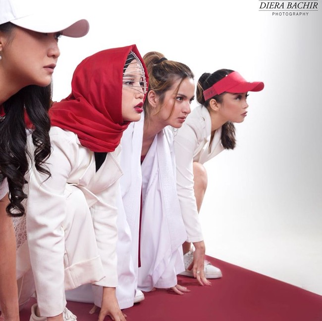 Tema merah putih diusung sebagai dresscode kali ini. Penampilan mereka tetap glamor dengan aksesori emas dari Le Ciel Design sebagai padanan. Foto: Dok. Diera Bachir Photography