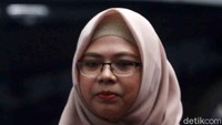 Siti Haniatunnisa datang untuk menemani Maruf Amin yang akan menjalani tes kesehatan di RSPAD, Jakarta.