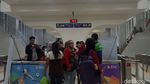 Penampakan Penumpang Susuri Rel karena LRT Palembang Mogok