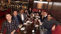 Fritz menjalani sekolah hukum di London, Inggris. Pria 21 tahun ini terlihat sedang makan bareng kerabatnya sambil mencicip wine. Foto: Instagram @fritzhutapea