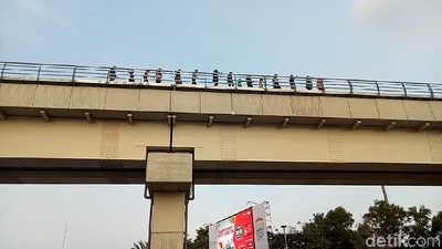 Penampakan Penumpang Susuri Rel karena LRT Palembang Mogok