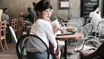 Intip Momen Kulineran Keluarga Harmonis si Cantik Laura Basuki
