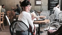 Wah, gayanya emang anak muda banget. Apalagi kalau pake jeans, kaus plus kacamata sambil minum iced coffee ini. Foto: Instagram laurabas