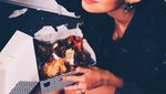 Ini Gaya Si Sexy Brianna Simorangkir Saat Ngopi dan Beli Sate Pinggir Jalan