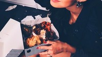Ternyata Brianna juga menyukai sajian tradisional. Makan nasi kotak yang berisi sajian tradisional plus nasi putih dengan sendok plastik tak masalah baginya.Foto: Instagram @simorangkir.brianna