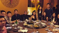 Perayaan Valentine Fritz diisi dengan makan malam mewah bersama teman-temannya. Hayo yang mana ya pasangan Fritz? Foto: Instagram @fritzhutapea