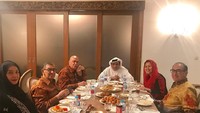 Wanita berusia 43 tahun ini, kerap berkunjung ke berbagai negara untuk mendiskusikan masa depan Indonesia. Ini posenya saat buka puasa bersama dengan duta besar UAE. Foto: Instagram @yennywahid