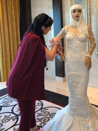 Ada Kue Pengantin Hijab Setinggi Manusia, Harganya Bikin Melongo