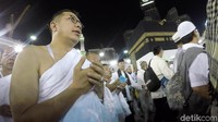 Lukman Hakim melakukan tawaf.