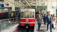 Kereta Kabel Bawah Tanah di Turki. Kereta kabel biasanya bergerak naik turun bukit, tapi berbeda dengan yang ada di Turki. Di Istanbu;, ada kereta kabel dengan rute lebih dari setengah kilometer dan mencakup jarak 60 meter. Kereta yang dibuka pada 5 Desember 1874 ini menjadikannya kereta bawah tanah tertua kedua di dunia setelah London Underground. Istimewa/Ozgur Guvenc.