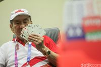 Senyum dan Kesan Orang Terkaya RI Terima Bonus dari Jokowi