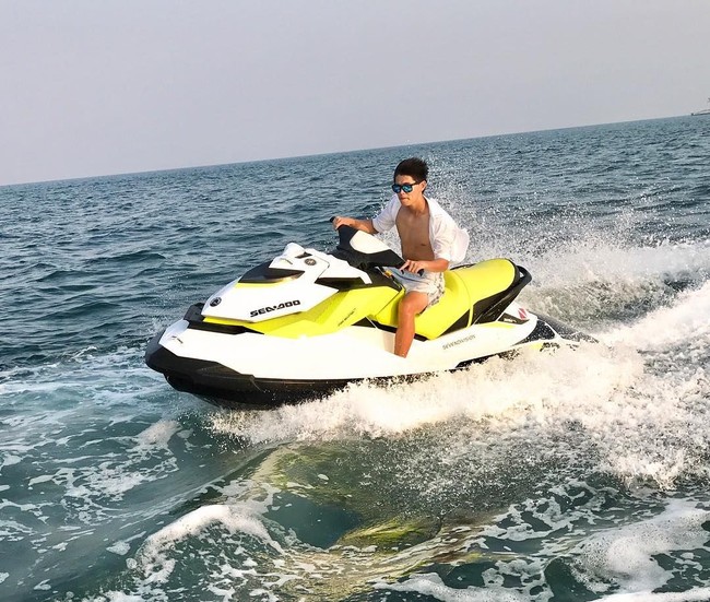 Dhillon Lee adalah putra miliuner Singapura dan senang berbagi keseruannya menikmati hidup. Selain menampilkan koleksi mobil mewah, dia juga senang berbagi kegiatannya berolahraga mulai dari skydiving, scuba diving dan bermain jet ski miliknya sendiri. Foto: Dok. Instagram