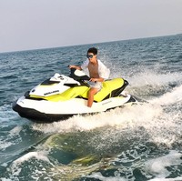 Dhillon Lee adalah putra miliuner Singapura dan senang berbagi keseruannya menikmati hidup. Selain menampilkan koleksi mobil mewah, dia juga senang berbagi kegiatannya berolahraga mulai dari skydiving, scuba diving dan bermain jet ski miliknya sendiri. Foto: Dok. Instagram