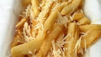 Singkong dipotong kecil memanjang seperti french fries. Dikucuri susu kental manis dan ditaburi keju parut. Foto : Instagram @lucyhalim