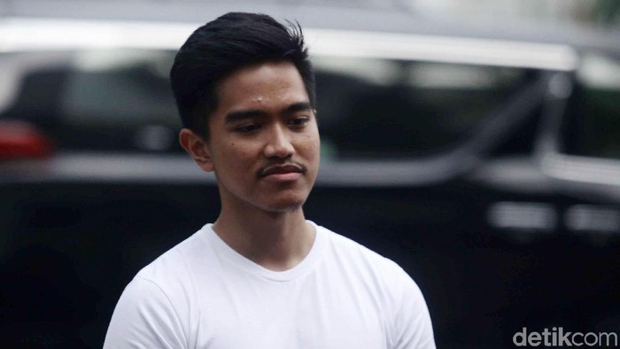 Potret Bodi Kekar Kaesang Saat Temani Jokowi Tes Kesehatan Kaesang Pangarep turut hadir di RSPAD, Jakarta, Minggu (12/8/2018). Putra bungsu Jokowi itu mengenakan t-shirt yang semakin memperlihatkan tubuh kekarnya.