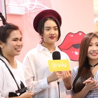 Anya dan influencer dari negara lain tengah diwawancara mengenai keseruannya syuting acara Mimi Shop. Foto: Dok. Instagram/Anya Geraldine