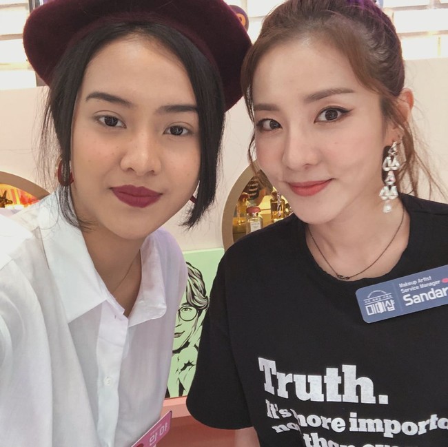 Dalam acara yang membahas makeup tersebut, Anya hadir sebagai influencer yang main ke salon. Ia pun didandani oleh salah satu bintang Mimi Shop yakni Soyul.   Foto: Dok. Instagram/Anya Geraldine