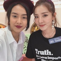 Dalam acara yang membahas makeup tersebut, Anya hadir sebagai influencer yang main ke salon. Ia pun didandani oleh salah satu bintang Mimi Shop yakni Soyul.   Foto: Dok. Instagram/Anya Geraldine