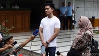Kaesang Pangarep didampingi putri bungsu Maruf Amin, Siti Haniatunnisa memberikan keterangan pers di depan RSPAD, Jakarta.
