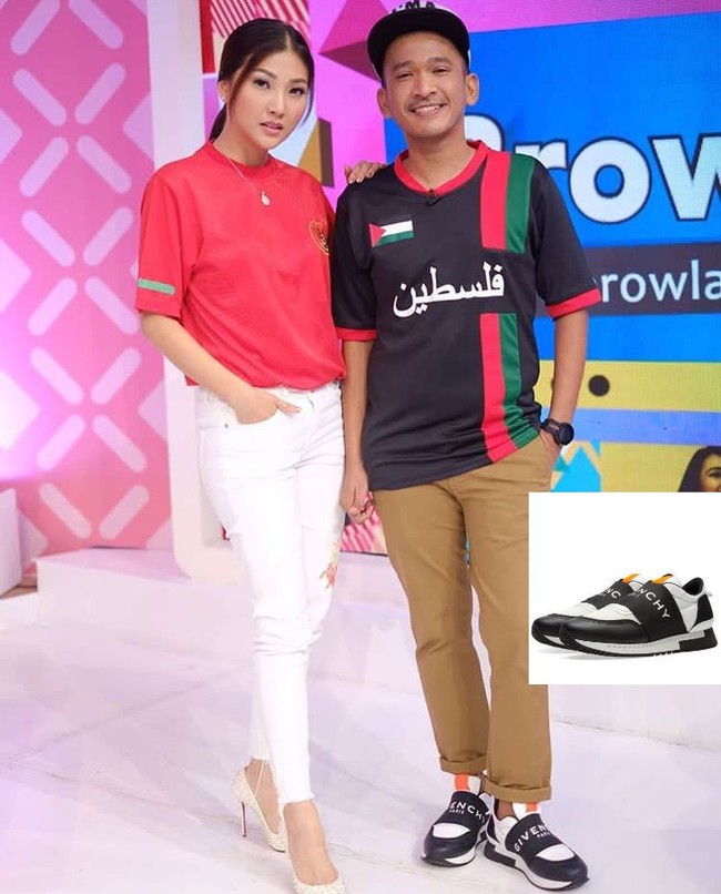 Memandu acara Brownies ditemani sang istri Sarwendah, Ruben Onsu terlihat memadukan baju jersey yang dipakainya dengan sepatu dari brand asal Paris, Givenchy. Sepatu Givenchy seri Active Runner Sneakers itu harganya sekitar Rp 8 jutaan. Dalam sebuah wawancara, pria 34 tahun itu pernah mengatakan sepatu baginya adalah sebuah kehidupan. Dia pun rajin merawat koleksi alas kakinya itu.  Foto: Dok. Instagram