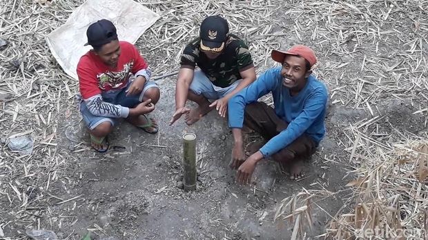 Semburan gas muncul di sumur warga di tengah sungai yang mengering/