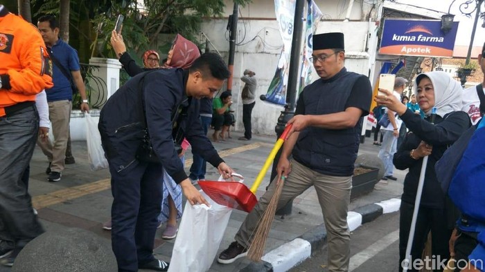 Kompak! Ridwan Kamil dan Warga Kerja Bakti Beberes Bandung