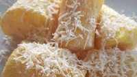 Selagi panas singkong goreng merekah ditaburi keju cheddar. Nyam! Foto : Instagram @lindayoswara