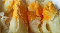 Setelah direbus mekar singkong sigoreng kering lalu ditaburi keju bubuk. Rasanya makin gurih! Foto : Instagram @omamuda