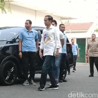 Jokowi kembali tampil memakai sneakers dari NAH Project dengan kemeja bertuliskan Bersih, Merakyat, Kerja Nyata dan celana jeans. Sebelumnya, ia memakai sepatu berseri FlexiKnit v2.0 itu ketika menghadiri festival musik We The Fest 2018 dan pertemuan dengan sembilan Sekjen Parpol. Foto: Niken Purnamasari/detikcom