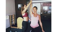Dengan bantuan personal trainer, Stacy tetap rutin berolahraga meski perut sudah membesar. (Foto: instagram/stacykeibler)  