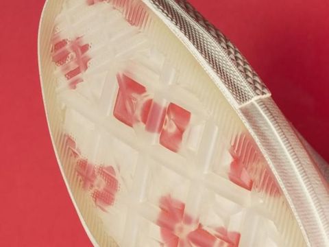 Converse Rilis Sneakers Buat Kamu Penggemar Hello Kitty