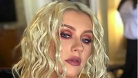 4. Dengan mengenakan handuk warna merah muda, Christina Aguilera terlihat menggoda. Foto: Instagram Christina Aguilera