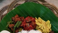 Kalau yang ini memakai lauk sambal goreng hati, serundeng daging dan orek tempe plus telur rebus. Foto : Instagram @tinasoewandi95